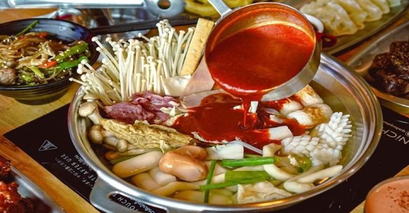 Chuan bi nguyen lieu de nau tokbokki dong goi san tai nha day du va gon gang